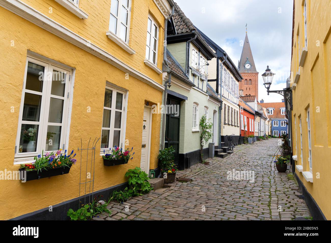 Via Hjelmerstald ad Aalborg, Danimarca. Chiesa di nostra Signora dietro Foto Stock