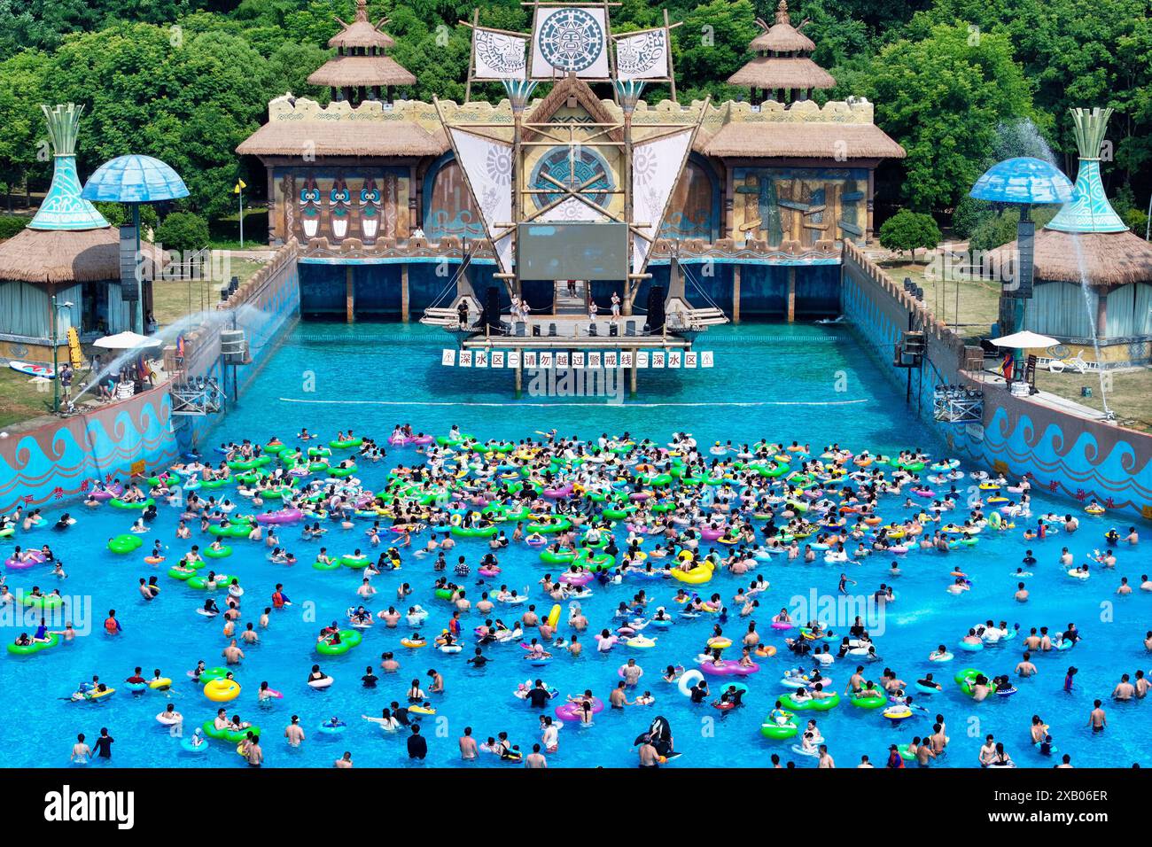 NANCHINO, CINA - 9 GIUGNO 2024 - le foto aeree mostrano le persone che si rinfrescano in un parco acquatico a Nanchino, nella provincia di Jiangsu, nella Cina orientale, il 9 giugno 2024. Sul Foto Stock