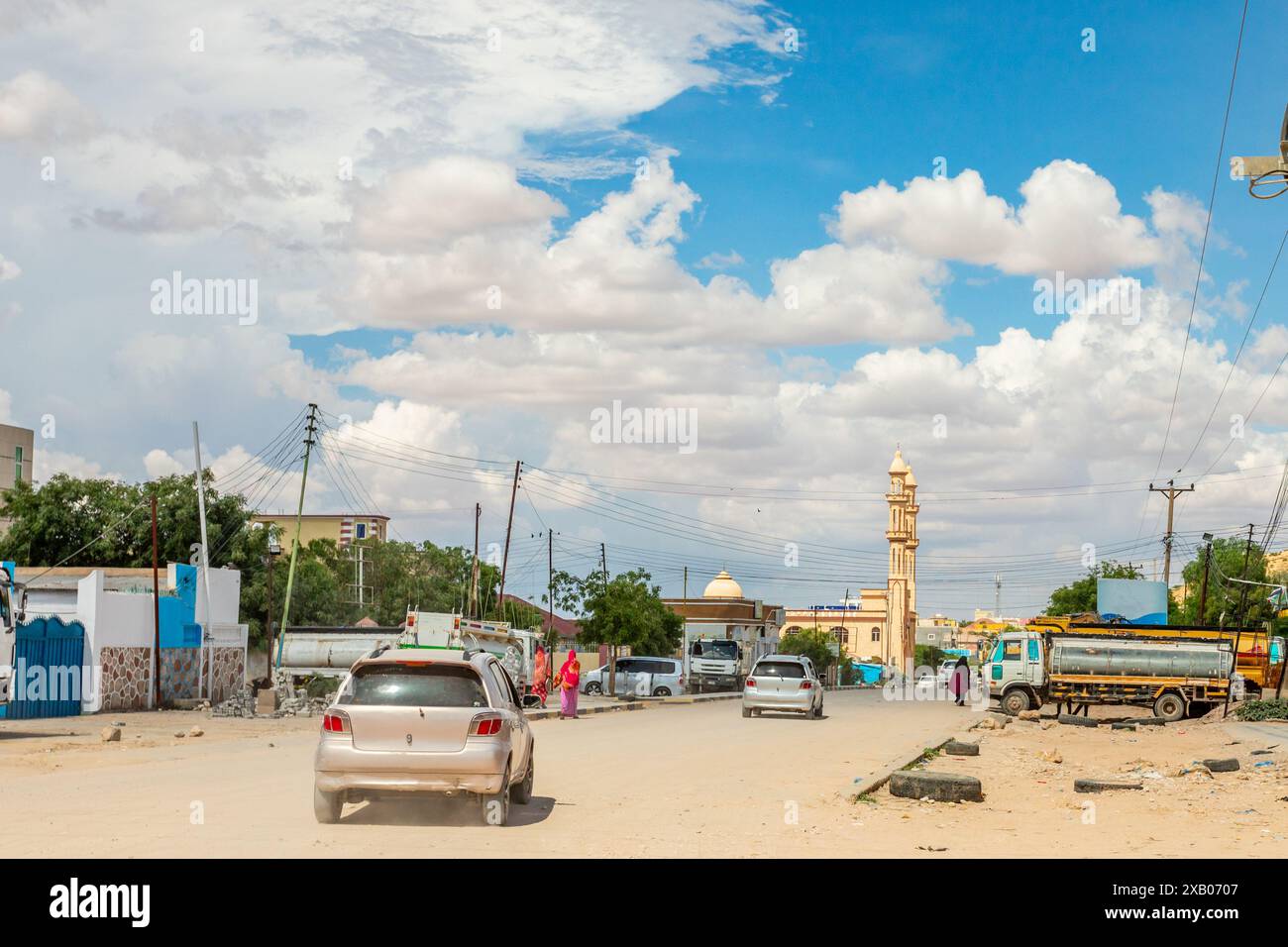 Hargeisa, strada cittadina con strade piene di auto e moschea sullo sfondo, Somaliland, Somalia Foto Stock