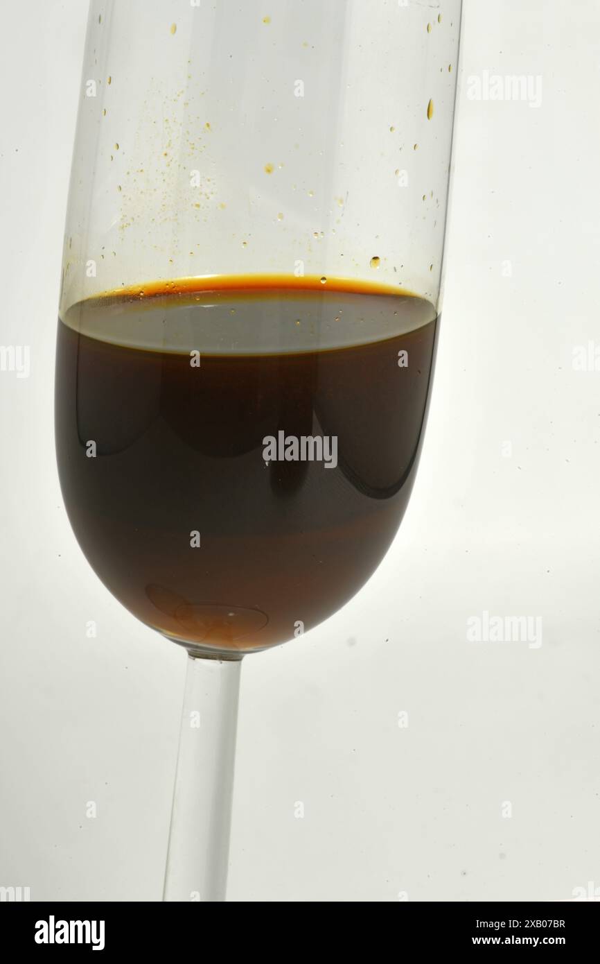 Un campione di petrolio greggio dal pozzo Niagara Two wildcat, perforato a una profondità di 850 m vicino ad Aratika, West Coast, nuova Zelanda Foto Stock