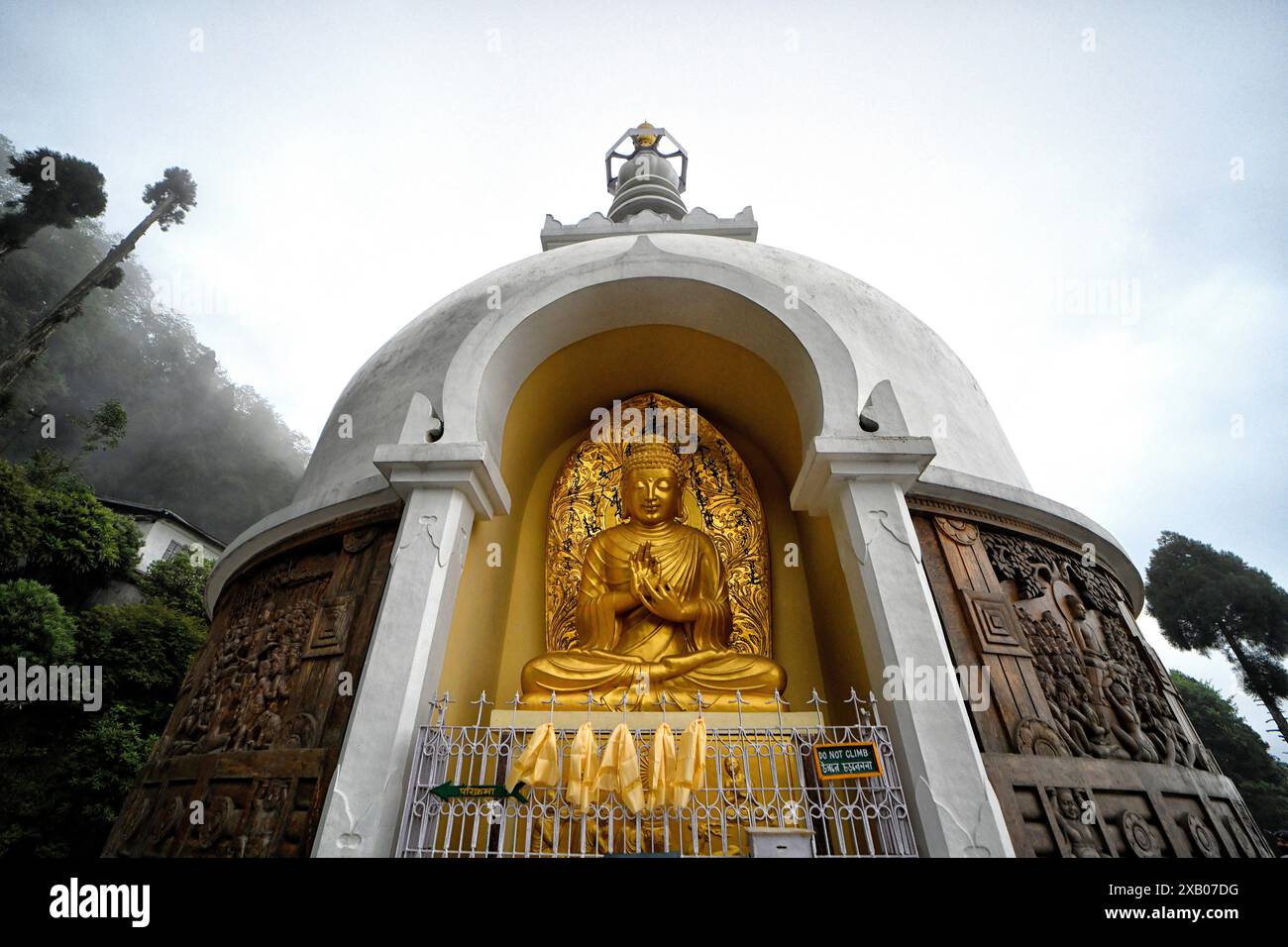 Darjeeling, Bengala Occidentale, India. 8 giugno 2024. Idol struttura di Lord Budhha vista al Monastero della Pagoda della Pace di Darjeeling (immagine di credito: © Avishek Das/SOPA Images via ZUMA Press Wire) SOLO USO EDITORIALE! Non per USO commerciale! Foto Stock