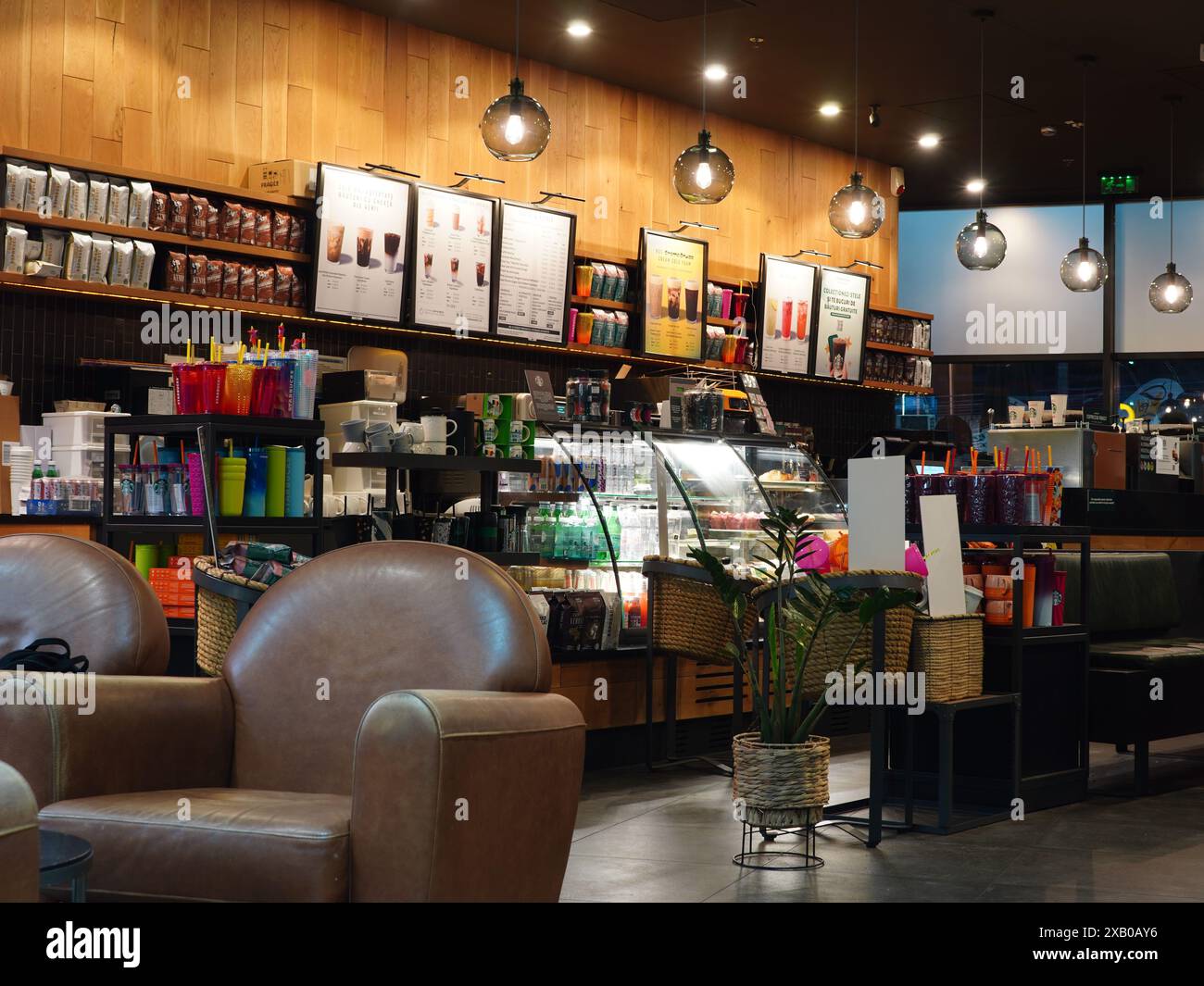 Bucarest, Romania - 23 maggio 2024: Starbucks Cafe all'interno del centro commerciale Orhideea Foto Stock