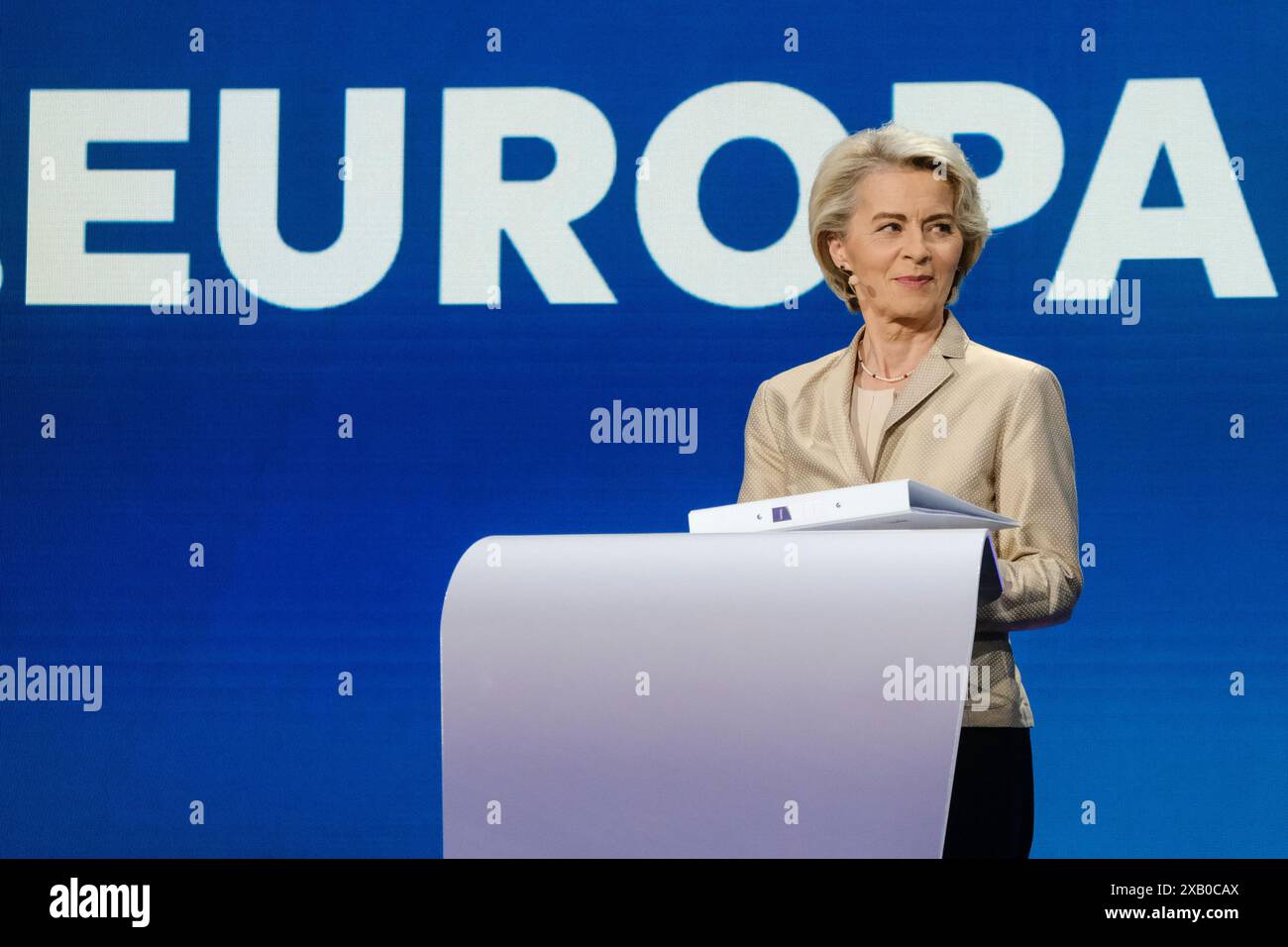 Bruxelles, Belgio. 9 giugno 2024. Il presidente della Commissione europea e candidato principale del PPE Ursula von der Leyen parla alla stampa durante un evento serale al Parlamento europeo a Bruxelles nell'ambito delle elezioni del Parlamento europeo del 9 giugno 2024. Crediti: ALEXANDROS MICHAILIDIS/Alamy Live News Foto Stock