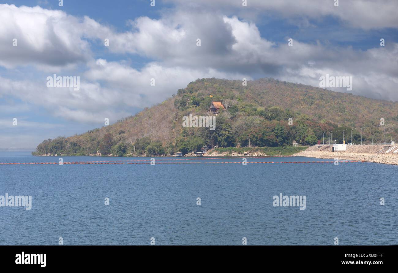 Vista della diga di Ubonrat durante il giorno con la luce del sole e il tempo limpido, la grande diga di Isaan Thailandia si trova nella provincia di Khon Kaen. Foto Stock