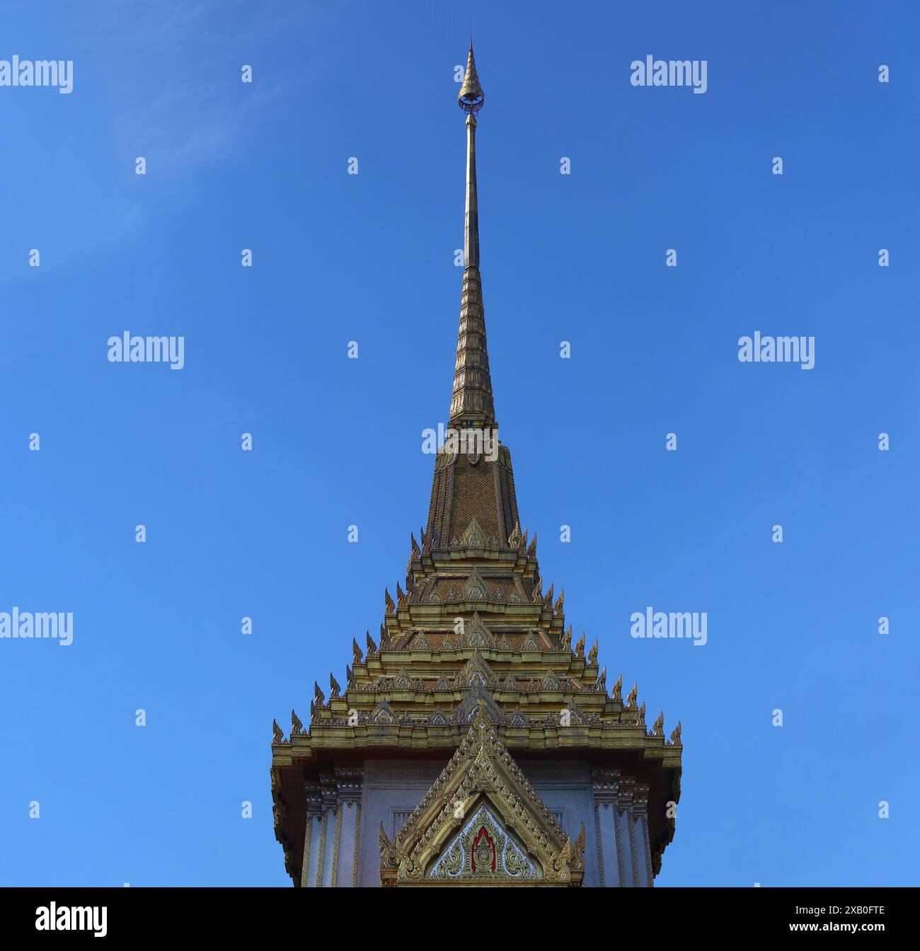 Lavori architettonici sulla sommità del tetto della chiesa in un tempio tailandese che è bello ed è venerato secondo la religione buddista. Foto Stock