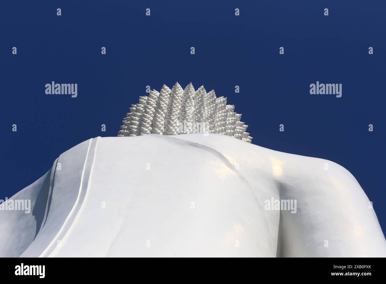 Dietro la grande statua di Buddha sullo sfondo blu del cielo, statua di Buddha bianco nel buddismo. Foto Stock