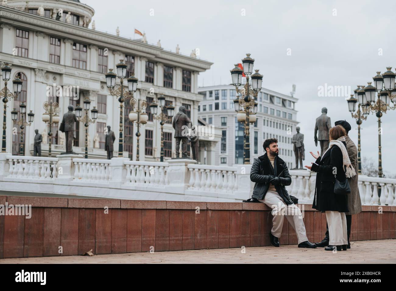 Due giovani, impegnati in una seria discussione d'affari in una città urbana. Cattura l'essenza del lavoro a distanza e dell'imprenditorialità. Foto Stock