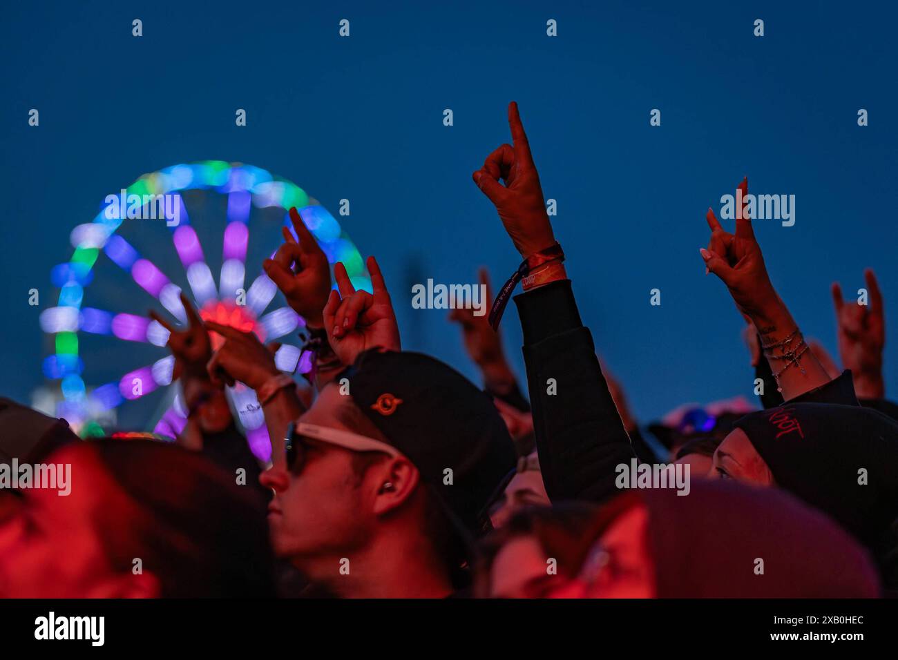 Rock am Ring 2024, Tag 3, 9.6.2024 Pommesgabeln vor Riesenrad / atto / Symbolbild -- MIT dem Traditionsfestival Rock am Ring am Nürburgring in der Eifel startet in Deutschland Die Festival-Saison. Festival DAS findet in diesem Jahr vom 7. bis 9. stato di Juni. Mehr als 70 bands und Künstler stehen auf einer der drei großen Bühnen. Nürburg Nürburgring Rheinland-Pfalz Deutschland *** Rock am Ring 2024, giorno 3, 9 6 2024 forchette di patatine fritte di fronte alla ruota panoramica atto immagine simbolica il tradizionale festival Rock am Ring al Nürburgring nella regione di Eifel inizia la stagione del festival in Germania la festa Foto Stock