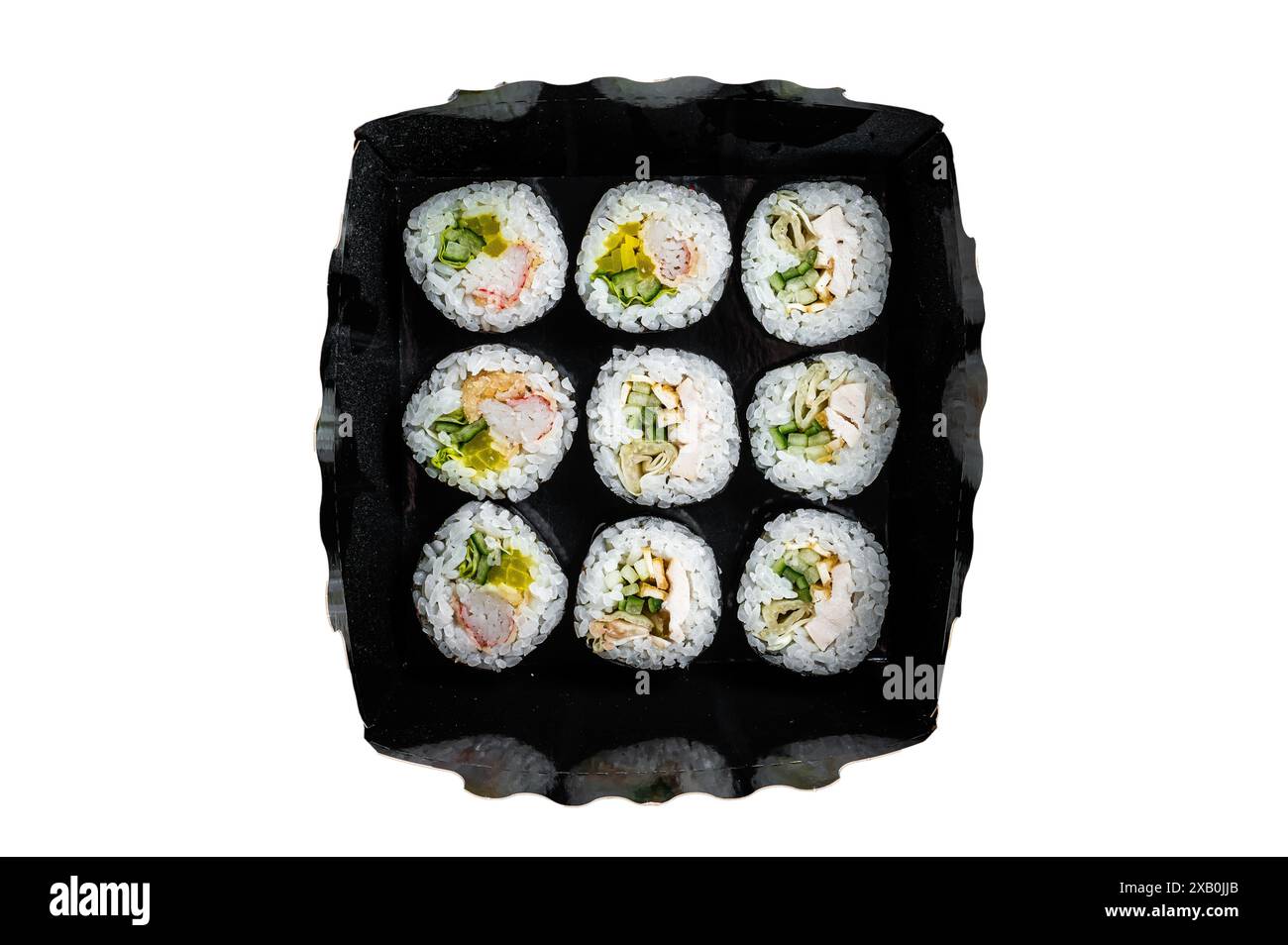 Kimbap o gimbap rotolo di riso coreano, sushi coreano. Isolato su sfondo bianco Foto Stock