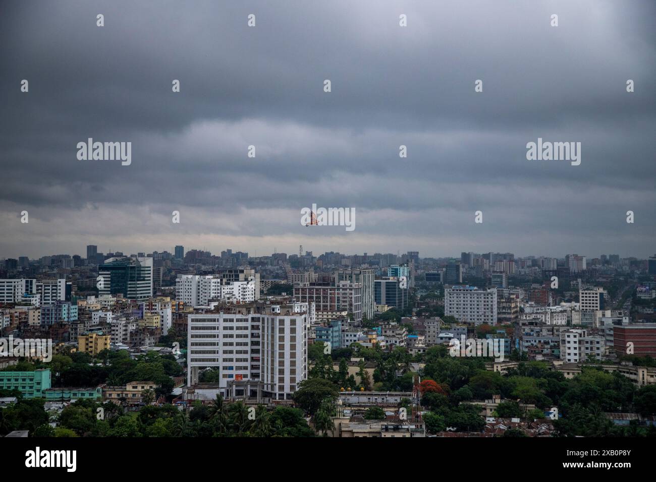 Vista aerea della città densamente popolata di Dacca sotto un cielo nuvoloso. Bangladesh. Foto Stock