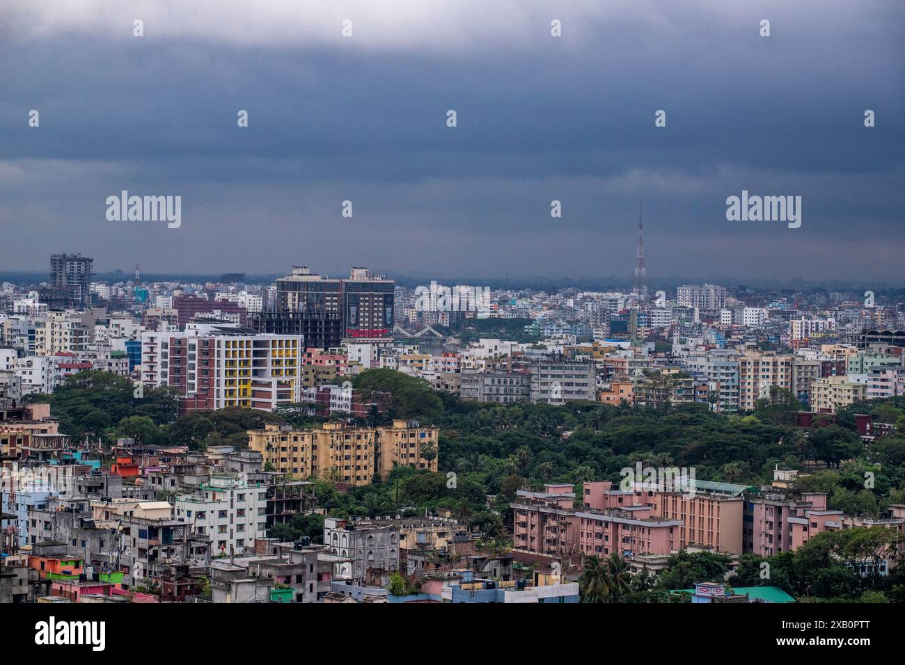 Vista aerea della città densamente popolata di Dacca sotto un cielo nuvoloso. Bangladesh. Foto Stock