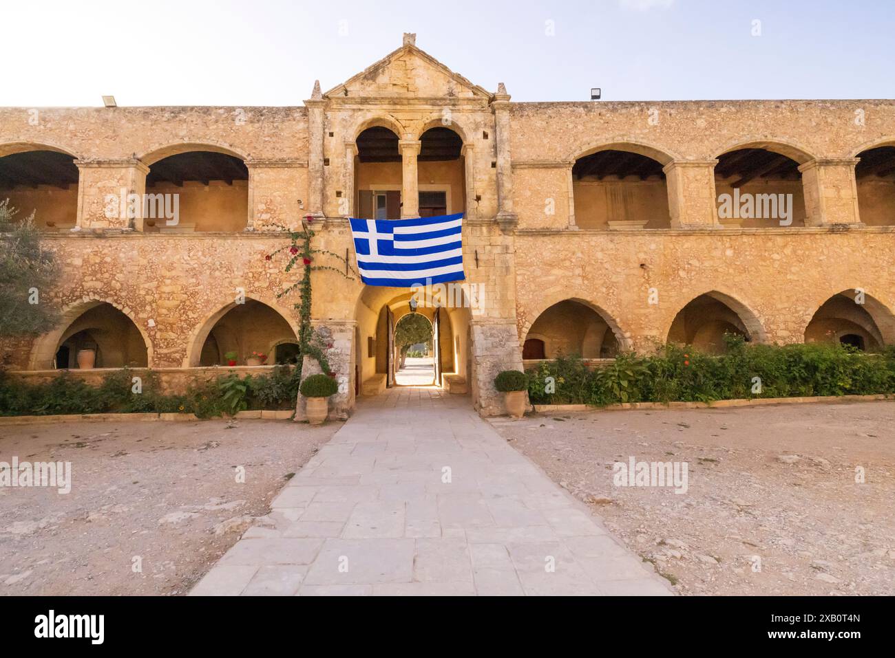 Europa, Grecia, Creta, Rethymno. Barocco veneziano, monastero ortodosso orientale del XVI secolo. Il Sacro Monastero di Arkadi. Cancello nel muro circostante. Foto Stock