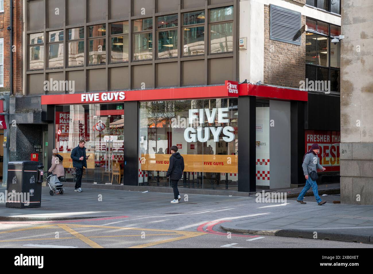 Londra, Regno Unito - 24 marzo 2024 : cinque ragazzi fast food a Londra. Cinque tizi firmano. Foto Stock