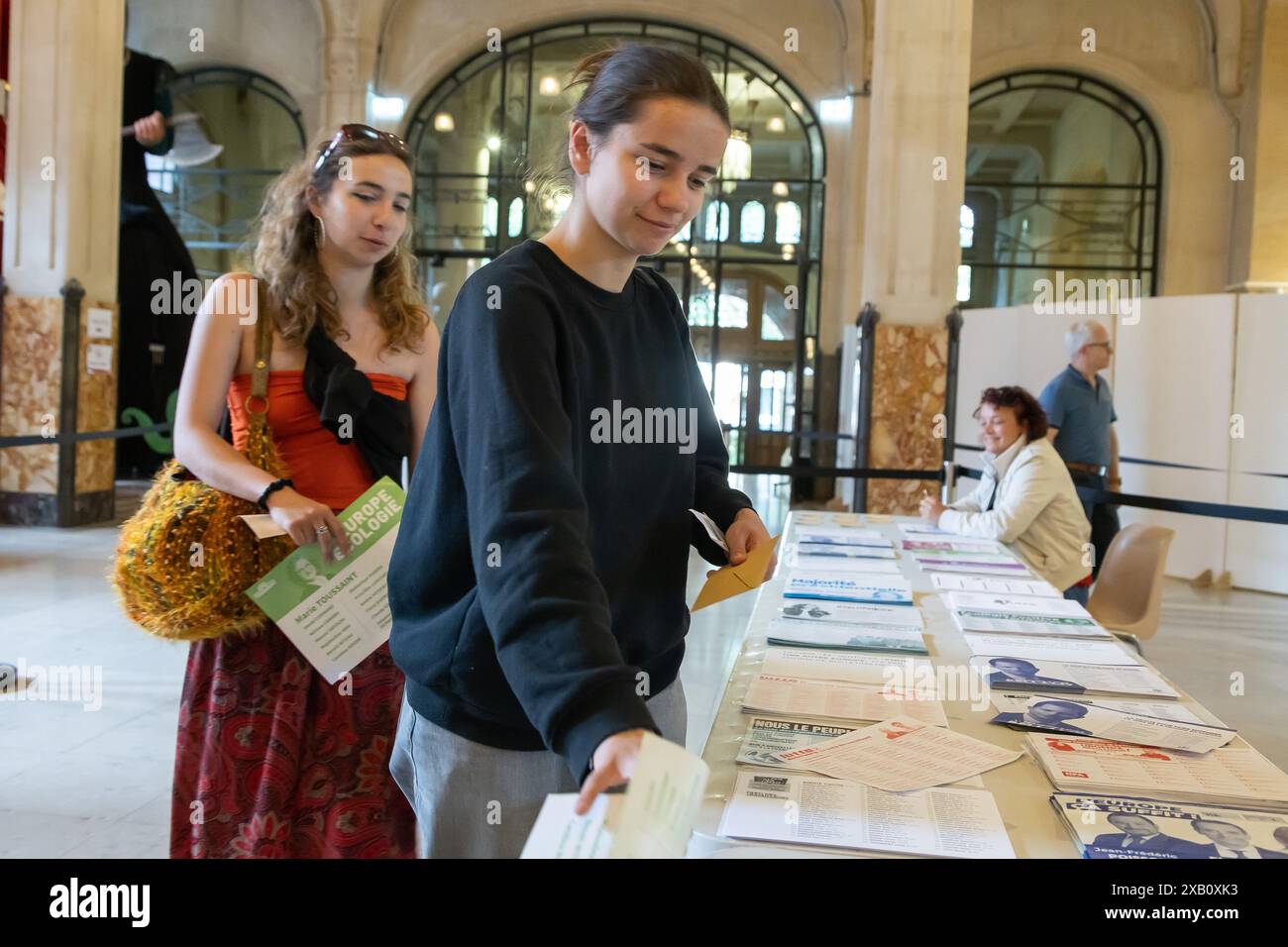 Lille. 9 giugno 2024. La gente vota in un seggio elettorale per le elezioni del Parlamento europeo a Lille, nel nord della Francia, il 9 giugno 2024. Il partito di estrema destra francese ha ricevuto il 32% dei voti nelle elezioni del Parlamento europeo in Francia del 2024, ottenendo notevoli guadagni rispetto alle elezioni precedenti, secondo una trasmissione in diretta dei media locali BFMTV domenica. Crediti: Sebastien Courdji/Xinhua/Alamy Live News Foto Stock