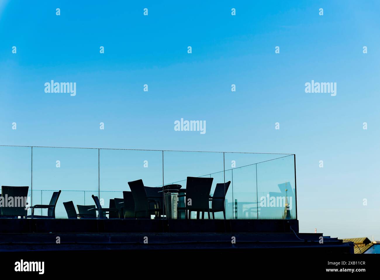 Terrazza sul tetto sopra i tetti della città vecchia di Praga sotto un cielo nuvoloso la sera con spazio per testo libero Foto Stock