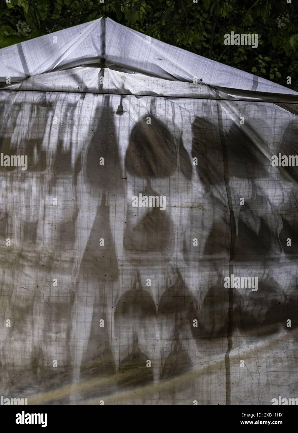 Dettaglio delle borse appese a una fiera, acquisto Foto Stock