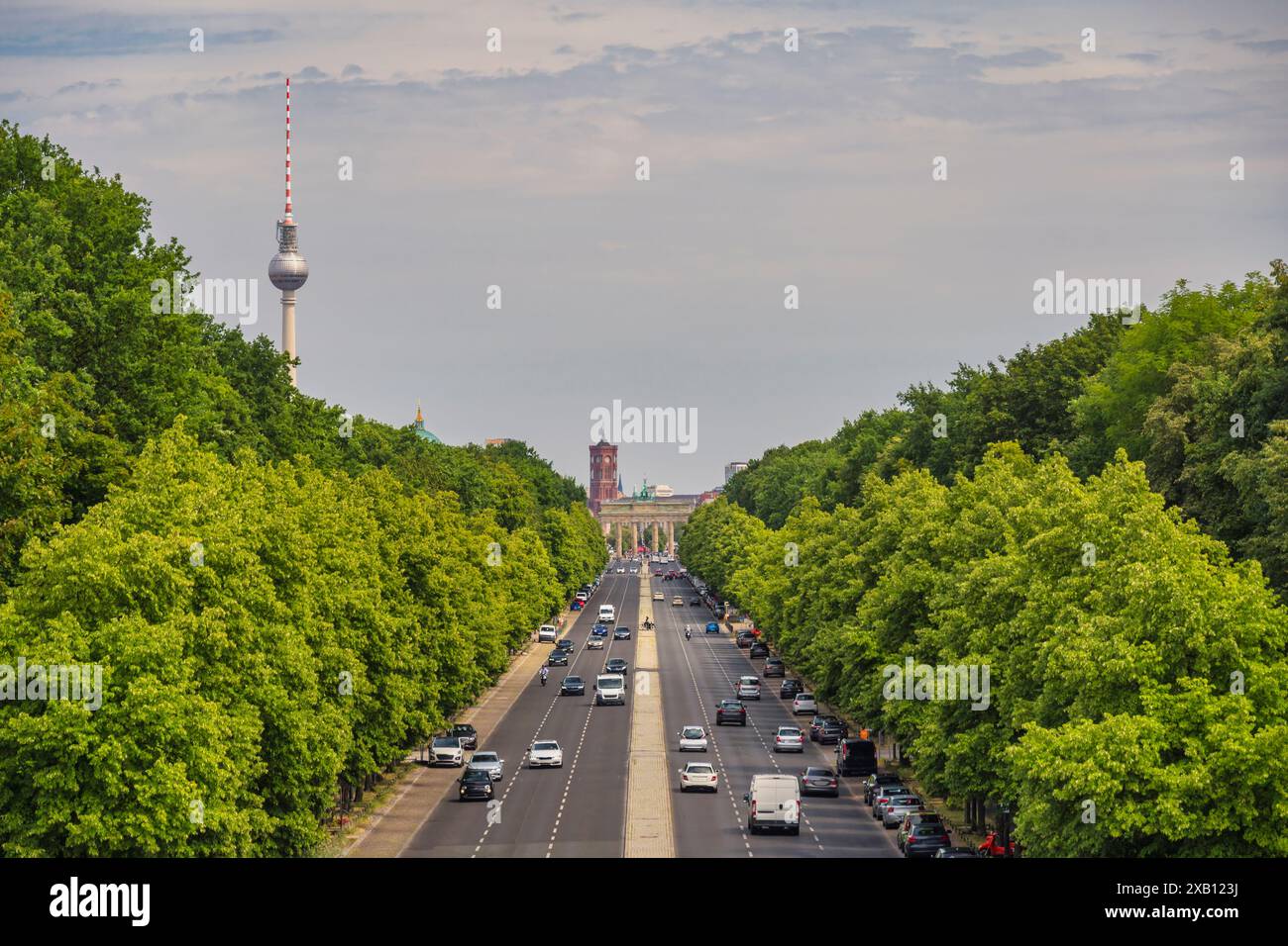 Berlino Germania, vista ad alto angolo dello skyline della città alla porta di Brandeburgo e al Tier Garden Foto Stock