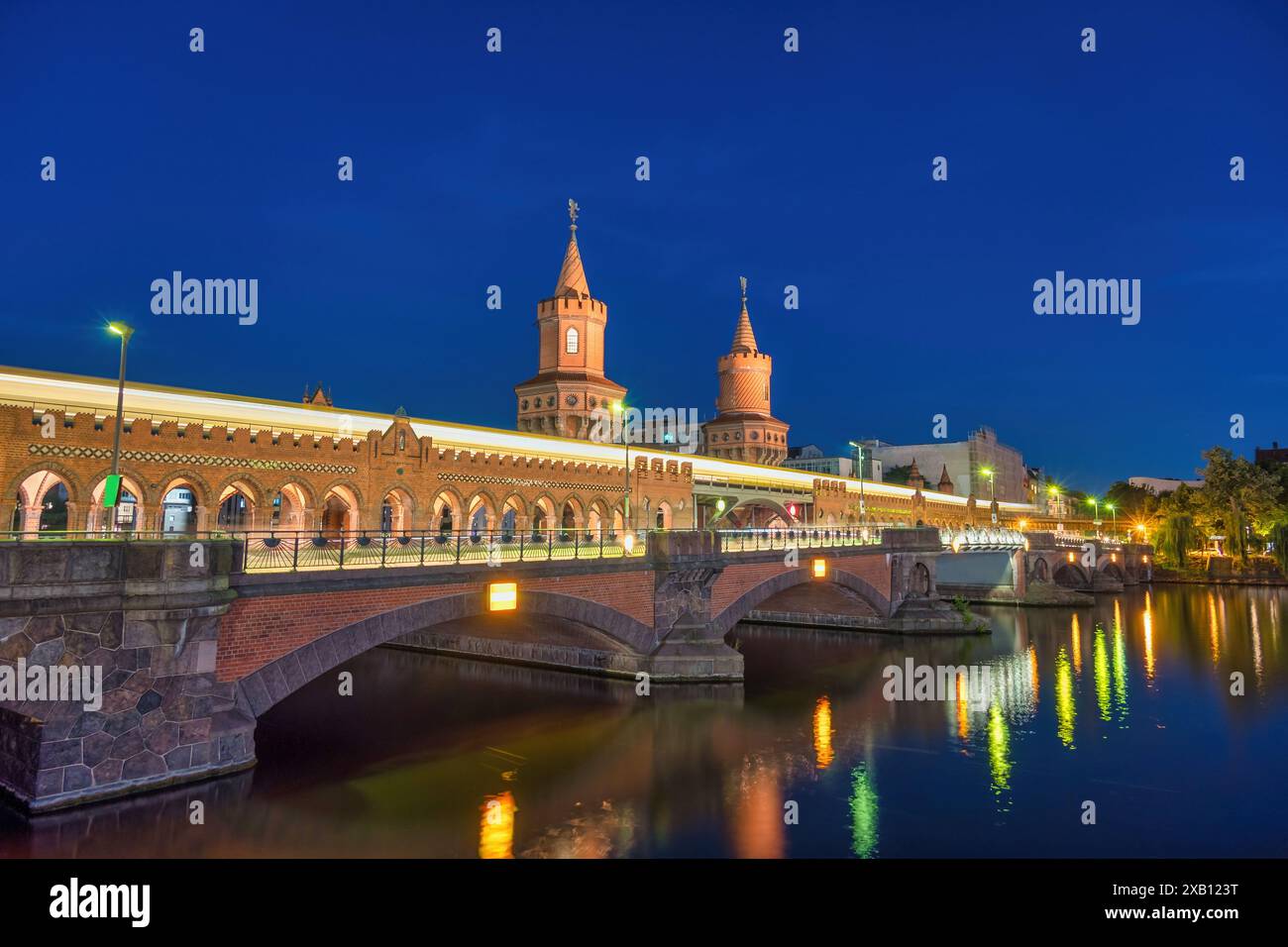 Berlino Germania, tramonto sullo skyline della città al ponte Oberbaum e sul fiume Sprea Foto Stock