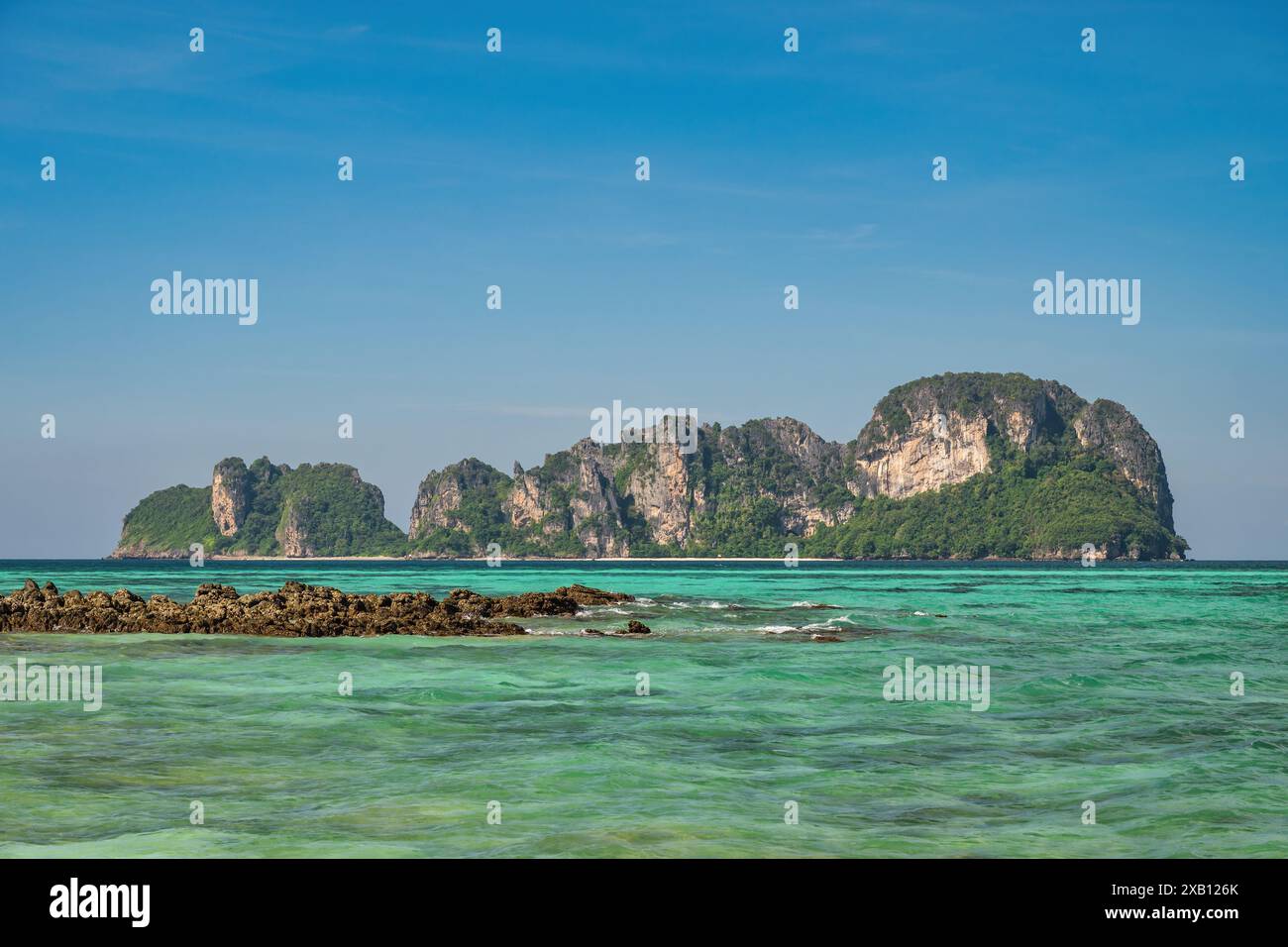Vista delle isole tropicali con acqua blu dell'oceano sull'isola di Bamboo, paesaggio naturale di Krabi Thailandia Foto Stock