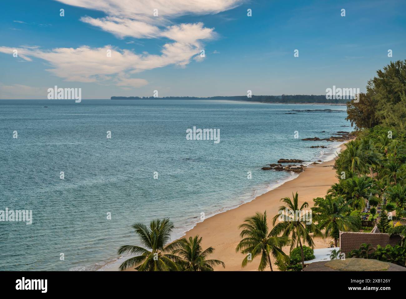 Vista spiaggia tropicale con mare blu e spiaggia di sabbia bianca a Khao Lak, Phang Nga Thailandia Foto Stock