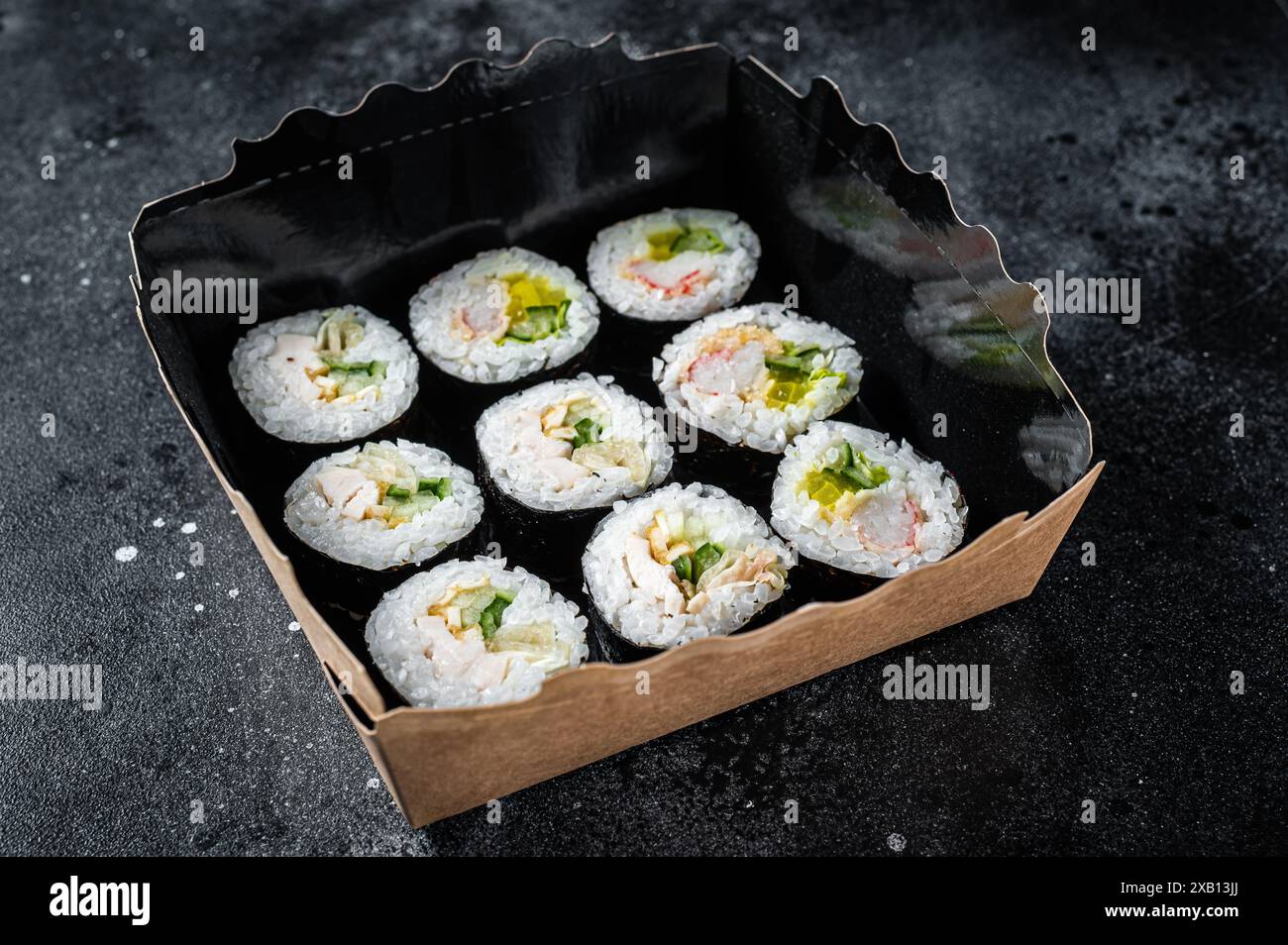 Kimbap o gimbap rotolo di riso coreano, sushi coreano. Sfondo nero. Vista dall'alto. Foto Stock