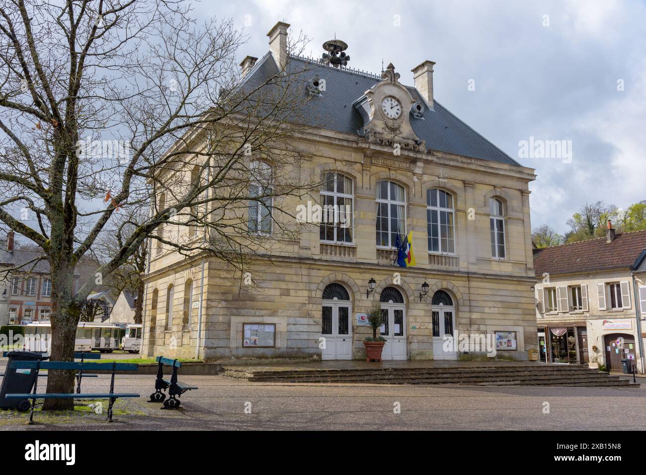 La cittadina di Pierrefonds nel dipartimento dell'Oise, famosa per il suo castello da favola. Foto Stock