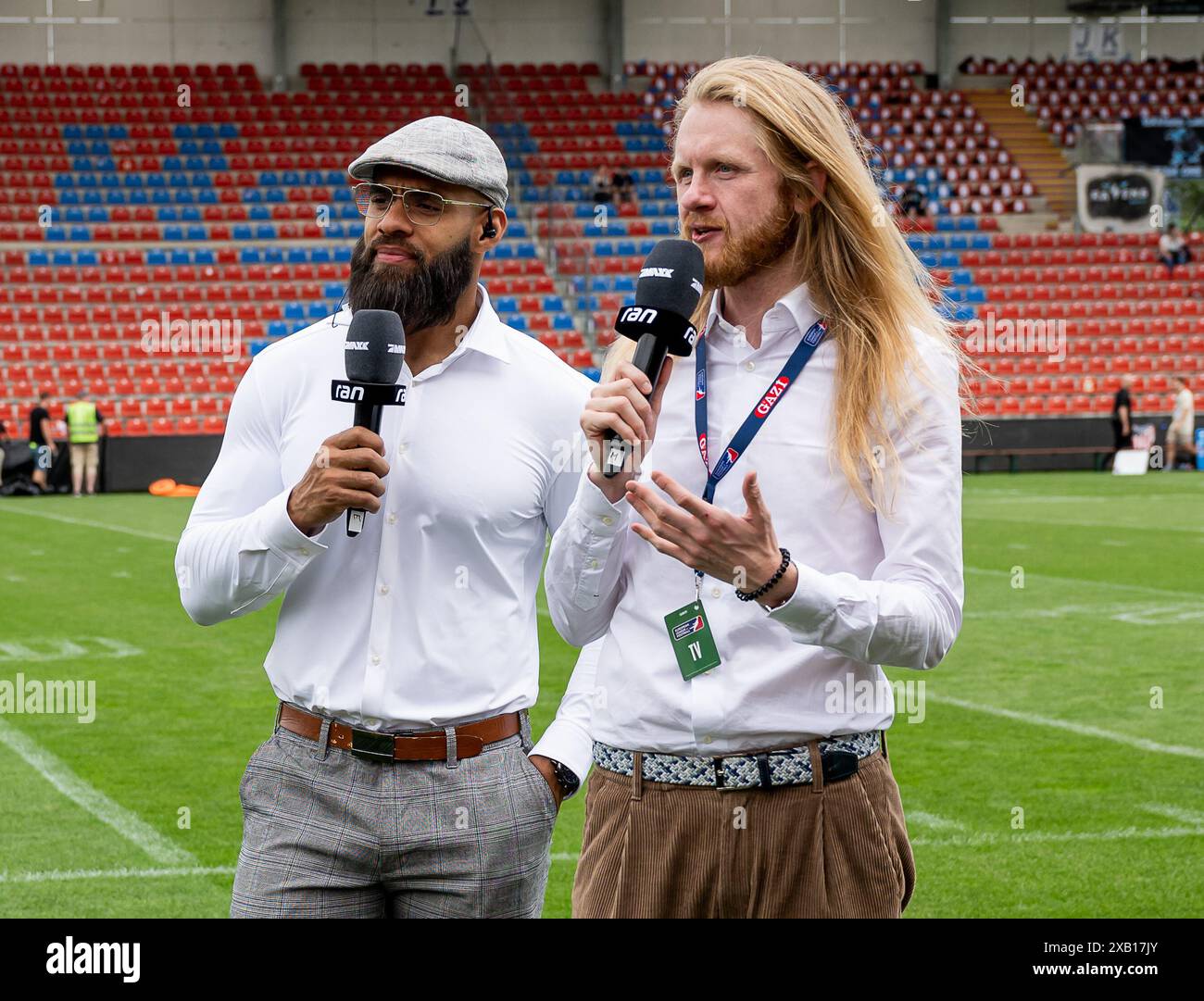 Kasim Edebali (calcio - Experte Pro 7) im Gespraech mit Christoph Icke Dommisch (Fernsehmoderator und Sportreporter) vor der Partie. Munich Ravens gegen Prague Lions, calcio, European League of Football ELF, settimana 3, Saison 2024, 09.06.2024. Foto: Eibner Pressefoto/Heike Feiner Foto Stock