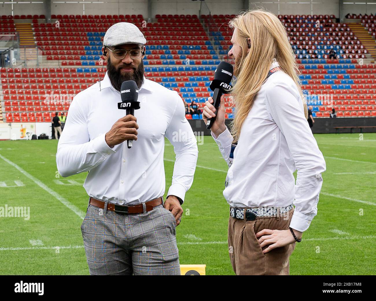 Kasim Edebali (calcio - Experte Pro 7) im Gespraech mit Christoph Icke Dommisch (Fernsehmoderator und Sportreporter) vor der Partie. Munich Ravens gegen Prague Lions, calcio, European League of Football ELF, settimana 3, Saison 2024, 09.06.2024. Foto: Eibner Pressefoto/Heike Feiner Foto Stock
