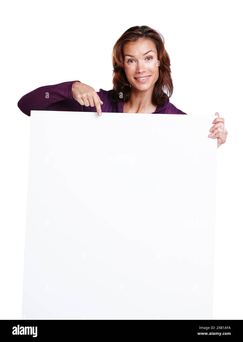 Ritratto, puntamento e cartellone con donna in studio per promuovere, branding e spazio mockup. Poster vuoto, persona femminile e presentazione per Foto Stock