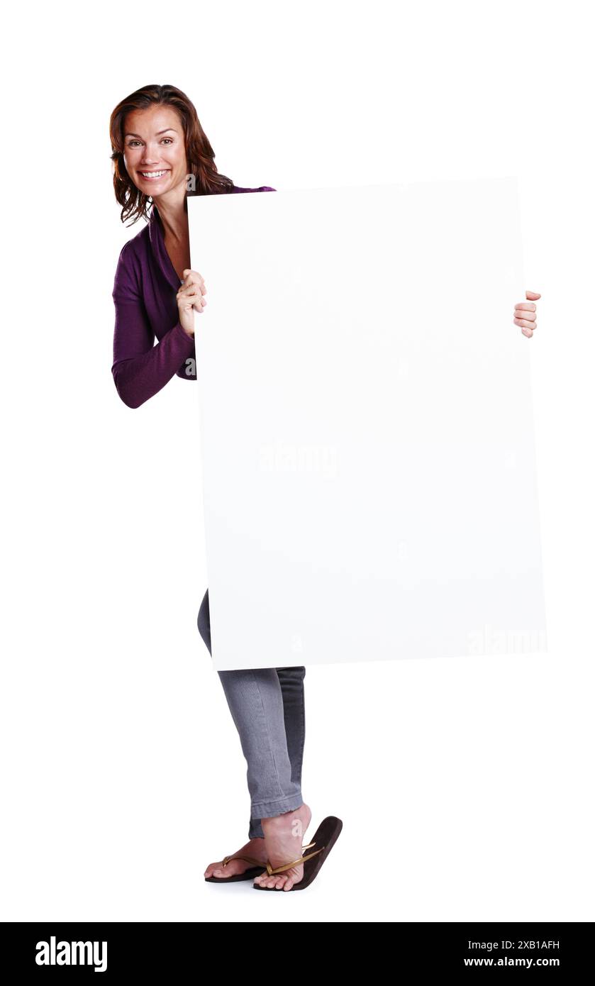 Affissioni, ritratti e Happy Woman in studio per promozione, branding e spazio di mockup. Poster vuoto, persona femminile e sorriso o orgoglio per la revisione Foto Stock