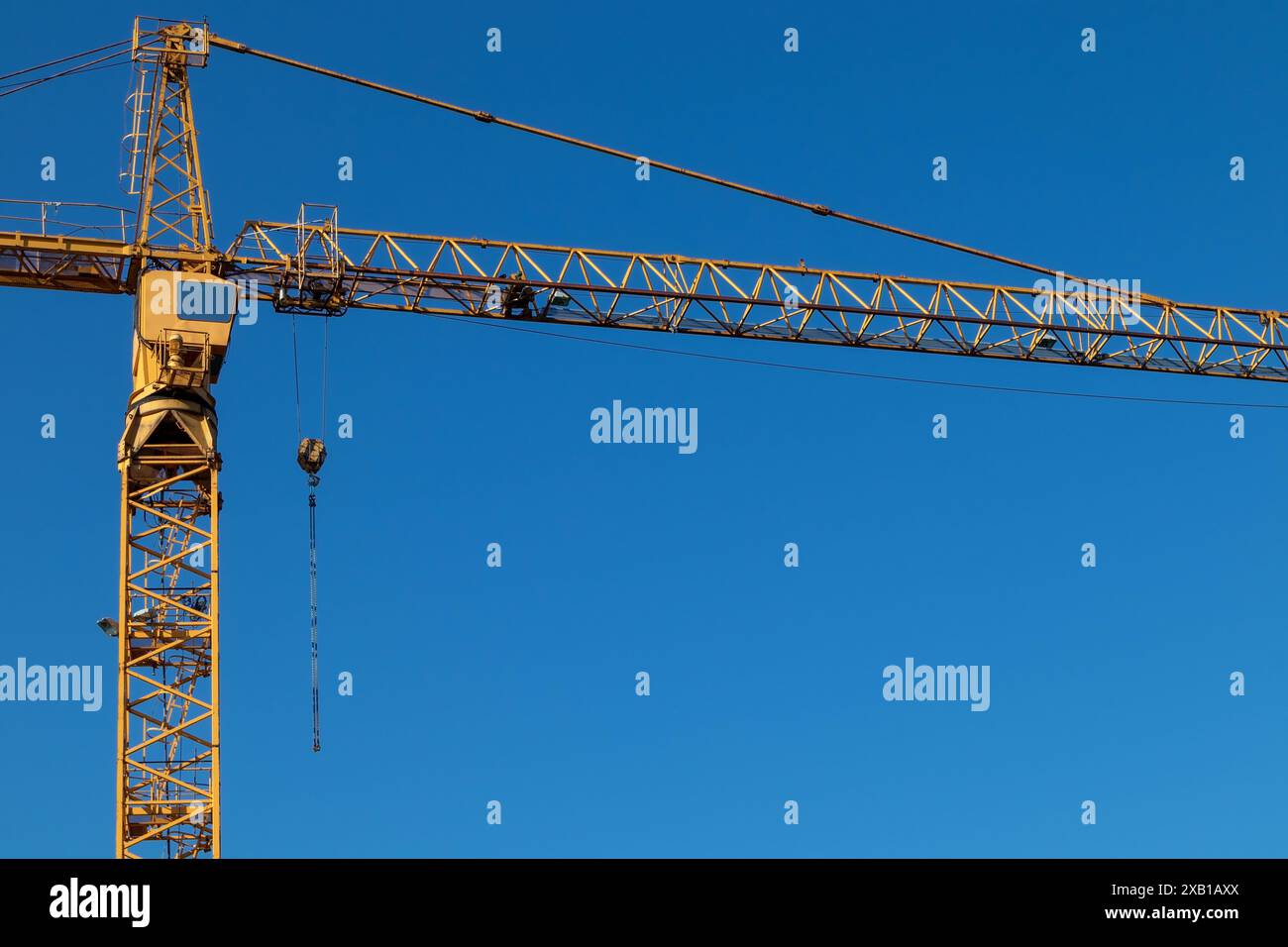 Gru a torre gialla contro il cielo azzurro, copia spazio Foto Stock