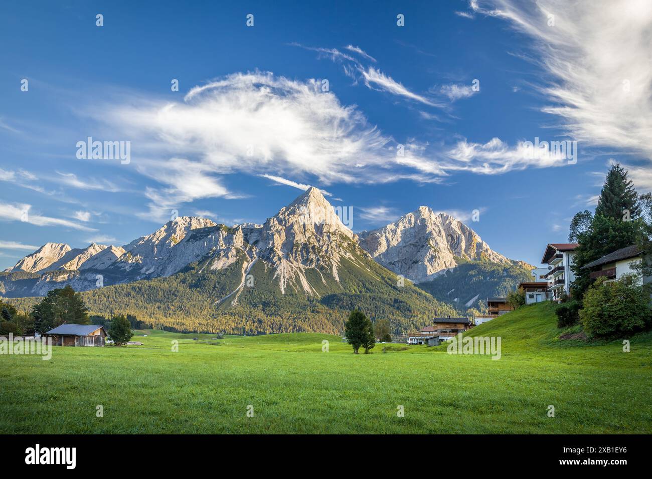 Geografia / viaggi, Austria, Tirolo, Ehrwald, Sonnenspitze (picco) (2,412 m) visto da Ehrwald, DIRITTI AGGIUNTIVI-CLEARANCE-INFO-NOT-AVAILABLE Foto Stock