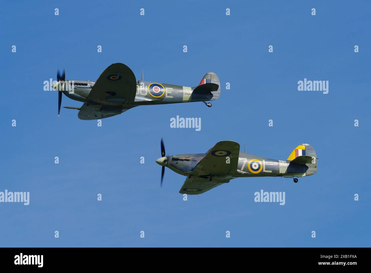 Supermarine Spitfire, AR501, Hawker Sea Hurricane Z7015, Shuttleworth Collection, Old Warden, Biggleswade, Bedfordshire, Inghilterra, Regno Unito. Foto Stock