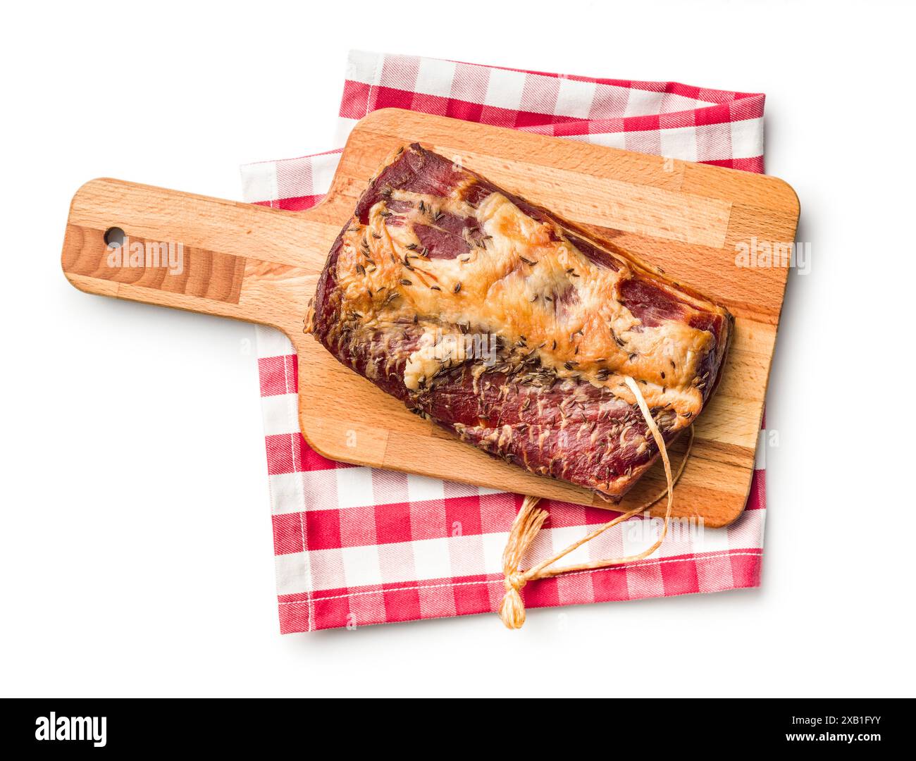 Carne di maiale affumicata su tagliere di legno e tovagliolo a scacchi isolato su sfondo bianco. Foto Stock