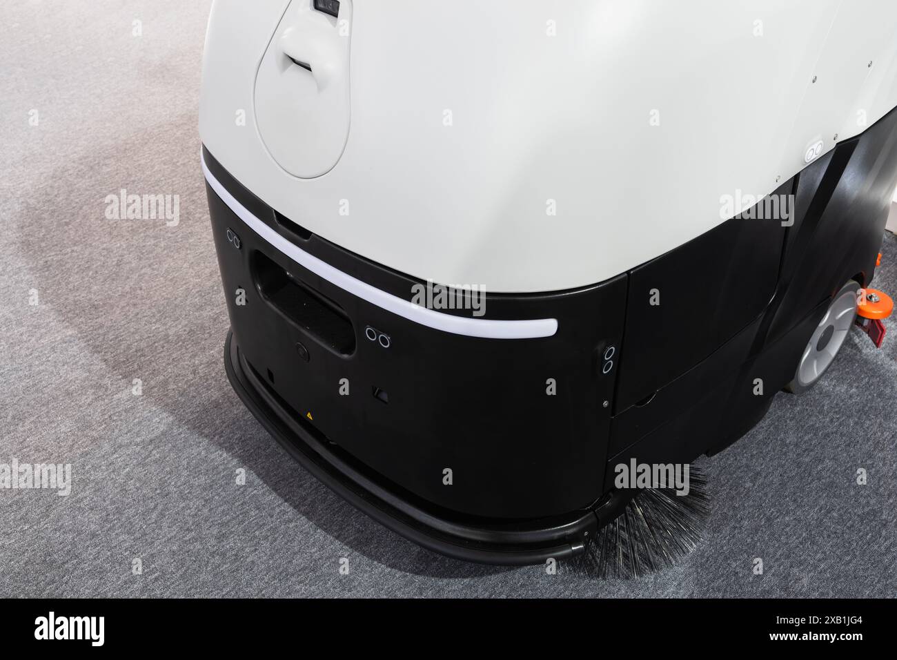 Aspirapolvere robot industriale al lavoro Foto Stock