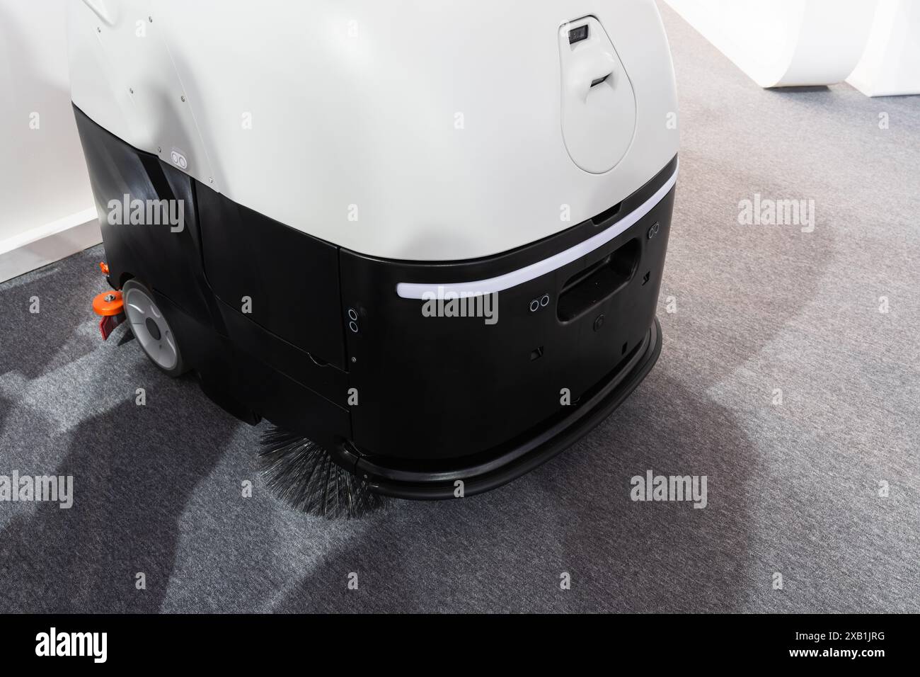 Aspirapolvere robot industriale al lavoro Foto Stock