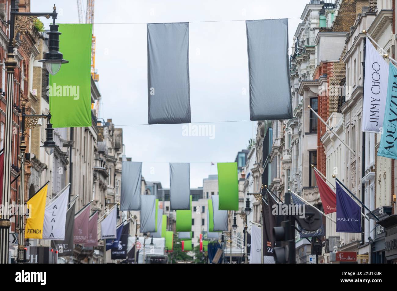 Londra, Regno Unito. 10 giugno 2024. «The Sun Speaks», in Bond Street, 10 giugno - 7 luglio, di Lizzie Munn presenta sorprendenti disegni di bandiere e assume la forma di installazioni su larga scala basate su stampa in occasione della presentazione di 60 nuove bandiere sopra Piccadilly e Bond Street. Organizzate da Art of London e Art in Mayfair, in collaborazione con la Royal Academy of Art, le opere mettono in mostra i talenti degli alunni e degli studenti di RA Schools. Crediti: Stephen Chung / Alamy Live News Foto Stock