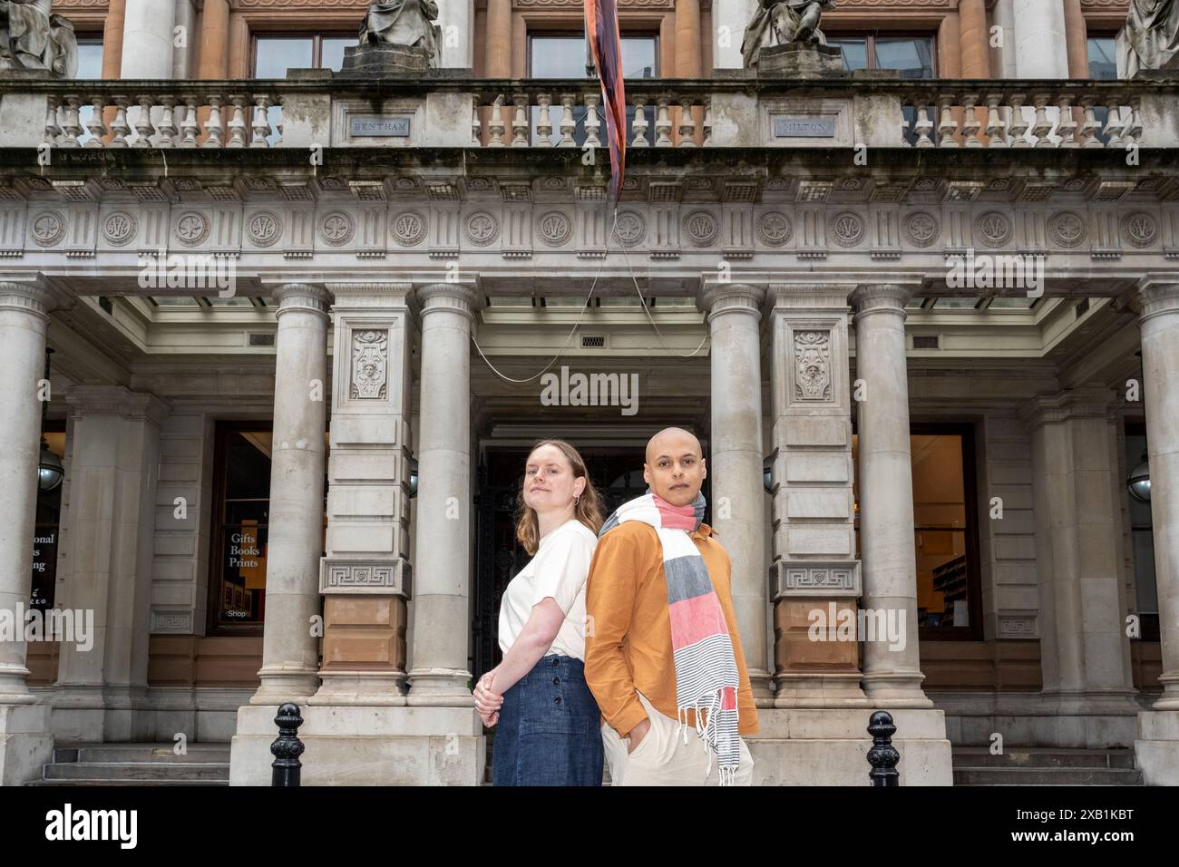 Londra, Regno Unito. 10 giugno 2024. Ra Schools Alumni (L) Lizzie Munn e Adham Faramawy fuori dalla Royal Academy. Le loro opere d'arte comprendono 60 nuove bandiere svelate sopra Bond Street (di Lizzie) e Piccadilly (di Adam). Organizzate da Art of London e Art in Mayfair, in collaborazione con la Royal Academy of Art, le opere mettono in mostra i talenti degli alunni e degli studenti di RA Schools. Crediti: Stephen Chung / Alamy Live News Foto Stock