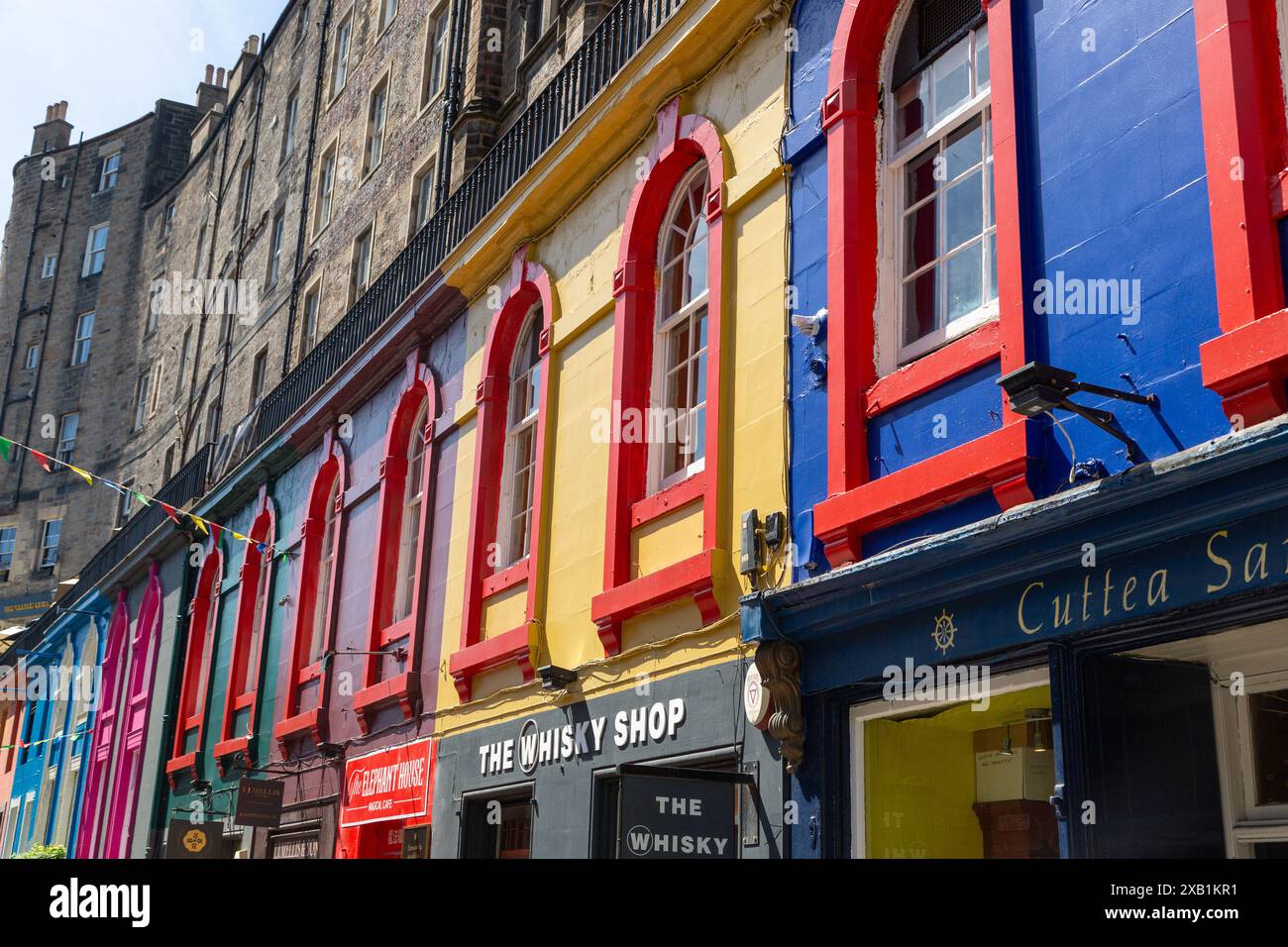 Victoria Street è famosa per i suoi negozi multicolori, Edimburgo, Scozia Foto Stock