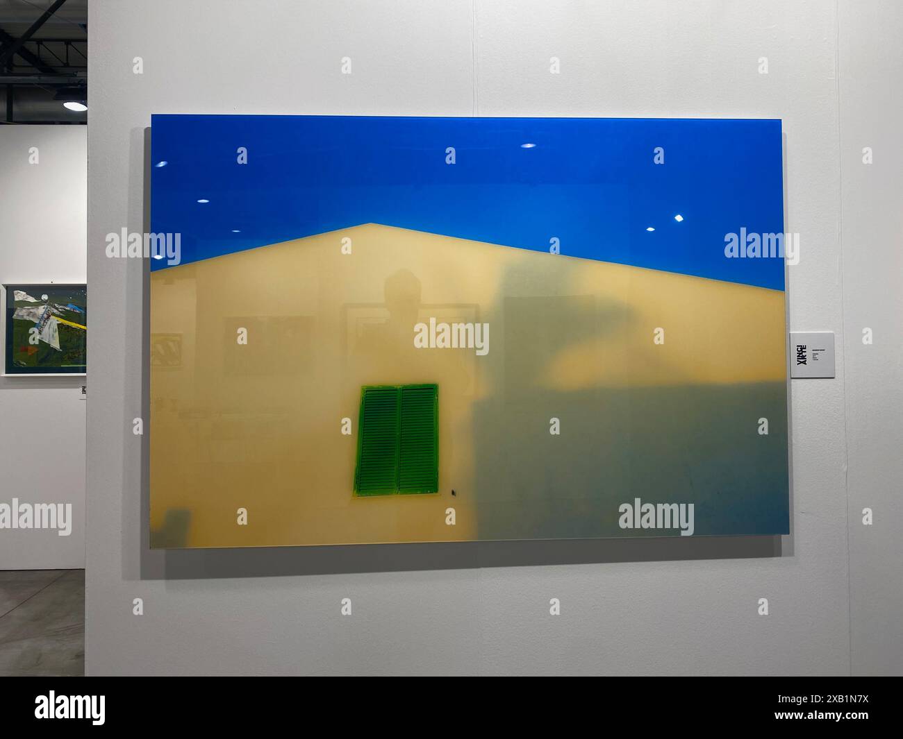 Cremona Italia - 22 marzo 2024 opere d'arte colorate che mostrano diversi stili di artisti emergenti in occasione di un evento di arte contemporanea italiana Foto Stock