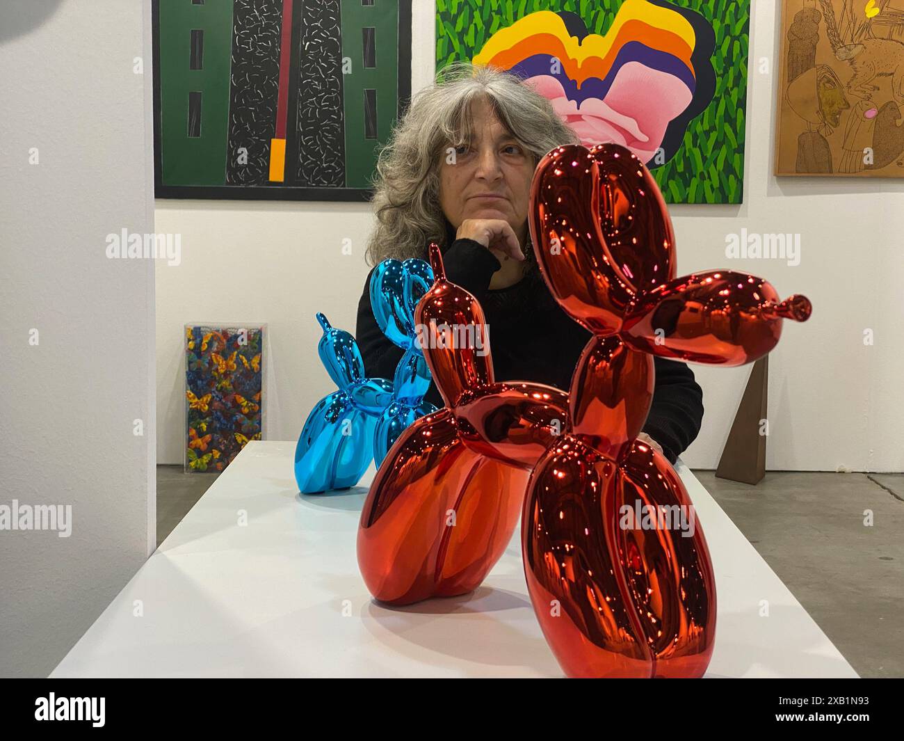 Cremona Italia - 22 marzo 2024 opere d'arte colorate che mostrano diversi stili di artisti emergenti in occasione di un evento di arte contemporanea italiana Foto Stock