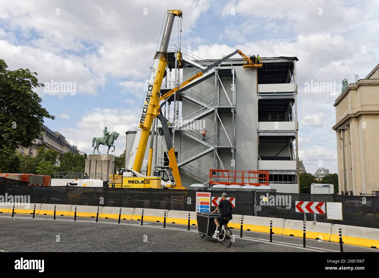 Anelli olimpici sulla Torre Eiffel. Parigi, Francia. Credito: Gerard Crossay/Alamy Stock Photo Foto Stock
