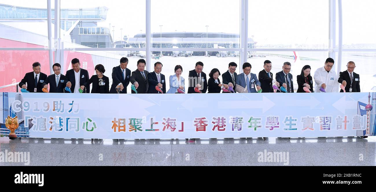 Hong Kong, Cina. 1 giugno 2024. Gli ospiti parteciperanno a una cerimonia di vedetta presso l'aeroporto internazionale di Hong Kong a Hong Kong, Cina meridionale, il 1° giugno 2024. Il 1° giugno, un volo di andata e ritorno con un aereo di linea C919 ha trasportato più di 100 studenti da Hong Kong a Shanghai per un programma di stage e scambio di una settimana. PER ANDARE CON "Feature: I sogni decollano con un indimenticabile volo C919 da Hong Kong" credito: Chen Duo/Xinhua/Alamy Live News Foto Stock