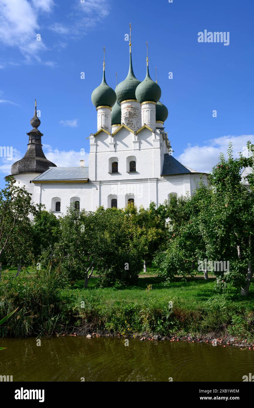 Giardino metropolitano con laghetto e meli e la Chiesa di San Gregorio il teologo del XVII secolo nel Cremlino di Rostov il grande Foto Stock