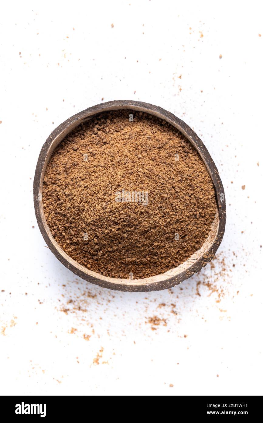 Zucchero di palma di cocco isolato su fondo bianco Foto Stock