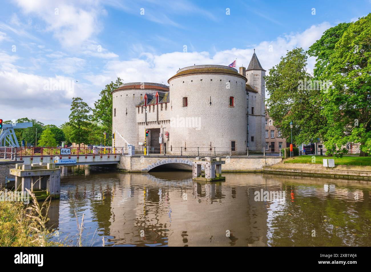 Kruispoort, o la porta della Croce, è la porta meglio conservata di Bruges in Belgio Foto Stock