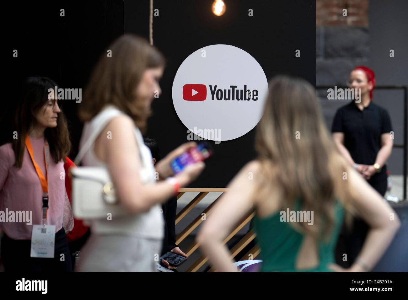 Repubblica, YouTube DEU, Deutschland, Germania, Berlino, 29.05.2024 Teilnehmer am Stand vom Videoportal und Sponsor YouTube eine Tochtergesellschaft von Google LLC auf der re:publica 24 2024 und Jugendmesse Tincon Kongress unter dem motto Who Cares im Eventzentrum Station in Berlin Deutschland . Die Konferenz republica ist ein Event, Festival und Diskussionsforum zum Thema digitale Gesellschaft. Blogger Media Aktivisten und Menschenrechtler diskutieren die Zukunft der digitalen Medien und vom Internet Republica Republika en: Partecipanti alla stalla dal portale video e sponsor YouTube , A. Foto Stock