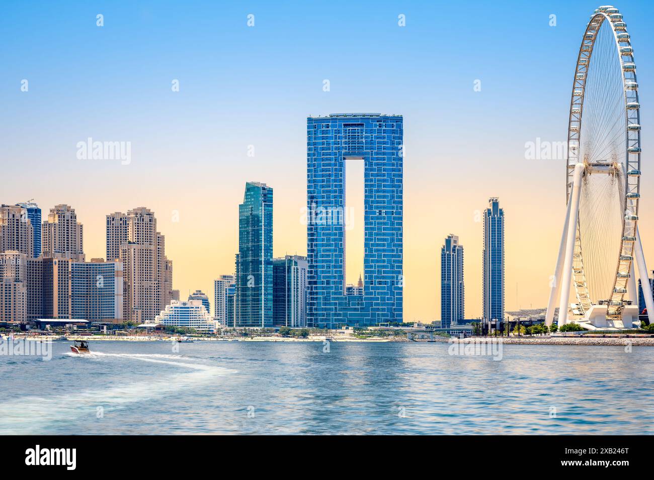 XDUBAI, VAE - 01. 2024 giugno la spiaggia di jumeirah con il famoso occhio di dubai alla luce del mattino Foto Stock