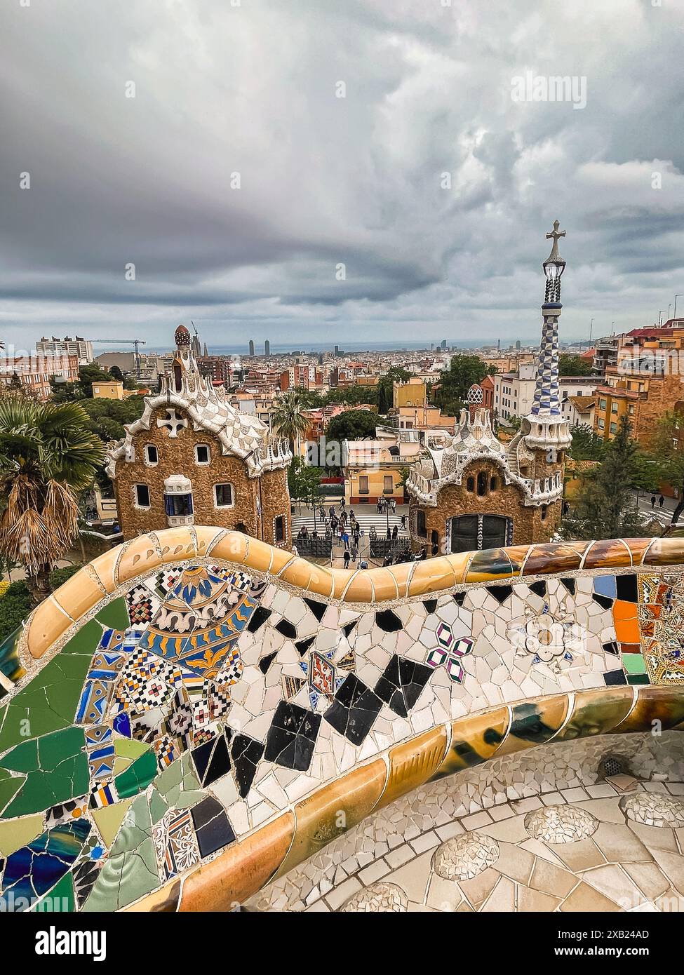 Il famoso Parco Guell di Gaudí a Barcellona, in Spagna, in una giornata nuvolosa. Foto Stock