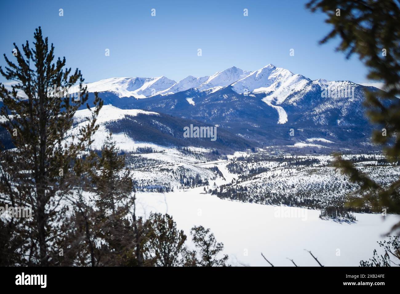 Sapphire Point, vista sul Colorado con montagne, alberi e cieli blu Foto Stock